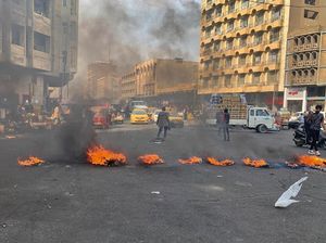 Demonstran Irak Bakar Gedung Konsulat Iran di Najaf Demonstran Irak Bakar Gedung Konsulat Iran di Najaf
