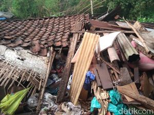 Duka Nenek Siani yang Rumahnya Ambruk Diterjang Angin Kencang