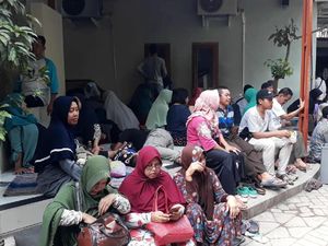Potret Membludaknya Pasien yang Berobat ke Ningsih Tinampi Potret Membludaknya Pasien yang Berobat ke Ningsih Tinampi
