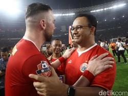 Gubernur DKI Jakarta Anies Baswedan hadir dalam perayaan HUT Persija. Bahkan dia sempat menyapa para pemain yang sedang melakukan perayaan, salah satunya Marko Simic.