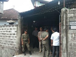 Satpol PP Segel Sablon yang Bikin Sungai Badung Berwarna Merah