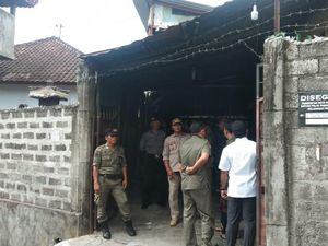 Satpol PP Segel Sablon yang Bikin Sungai Badung Berwarna Merah Satpol PP Segel Sablon yang Bikin Sungai Badung Berwarna Merah