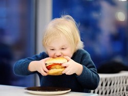 Duh, Ibu Ini Menyesal Beri Junk Food untuk Anaknya yang Kini Kanker!