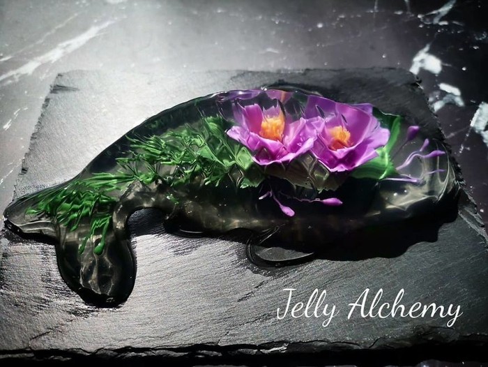 Jelly yang berbentuk ikan besar ini sangat cantik dihiasi oleh 2 kelopak bunga. Foto: Instagram @siewhen83