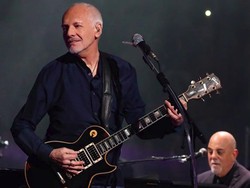 Idap Penyakit Langka, Rocker Legendaris Peter Frampton Tidur dengan Gitar