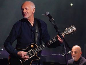 Idap Penyakit Langka, Rocker Legendaris Peter Frampton Tidur dengan Gitar Idap Penyakit Langka, Rocker Legendaris Peter Frampton Tidur dengan Gitar