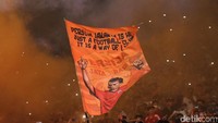 Persija sendiri lahir pada pada 28 November 1928, atau sebulan setelah Sumpah Pemuda dilakukan. Awalnya, Persija bernama Voetbalbond Indonesish Jacatra (VIJ). Kini, Persija punya catatan 11 gelar juara liga tertinggi di Indonesia.