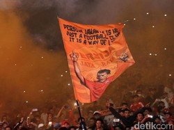 Persija sendiri lahir pada pada 28 November 1928, atau sebulan setelah Sumpah Pemuda dilakukan. Awalnya, Persija bernama Voetbalbond Indonesish Jacatra (VIJ). Kini, Persija punya catatan 11 gelar juara liga tertinggi di Indonesia.