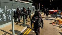 Buru Demonstran, Polisi Hong Kong Masuk Kampus PolyU