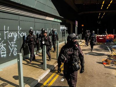 Buru Demonstran, Polisi Hong Kong Masuk Kampus PolyU