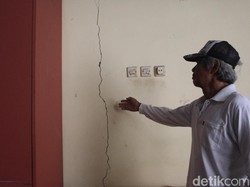 Warga Sidoarjo Protes Pembangunan Apartemen yang Bikin Rumah Retak-retak