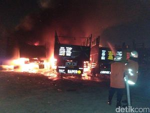 Lahan Kosong Setengah Hektare Terbakar, 6 Truk Terparkir Ludes Dilalap Api