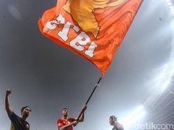Bendera diarak dan dikibarkan di hadapan suporter persija yang memadati SUGBK.