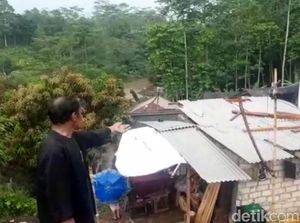 Hujan Badai Rusak 16 Rumah di Cibadak Sukabumi Hujan Badai Rusak 16 Rumah di Cibadak Sukabumi