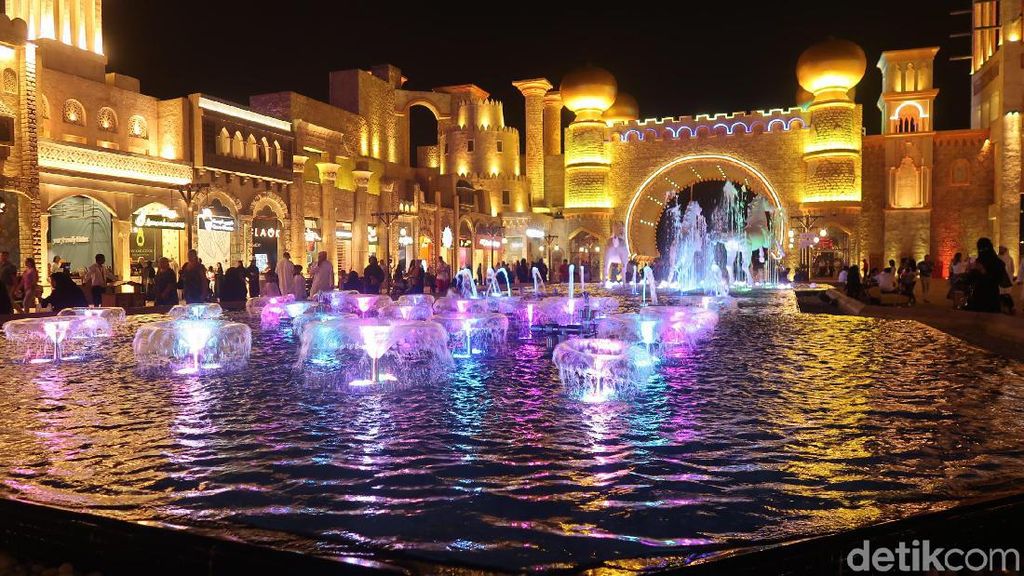 Foto: Pasar Malam Dubai dengan Ikon Dunia
