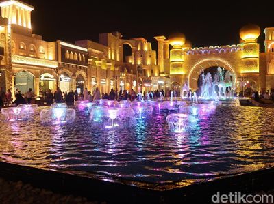Foto: Pasar Malam Dubai dengan Ikon Dunia