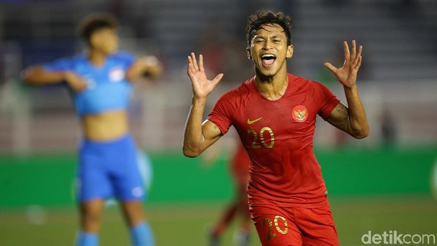 Osvaldo Haay merayakan golnya ke gawang Singapura