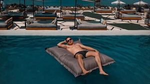 Potret Jorge Lorenzo Asyik Berenang di Bali