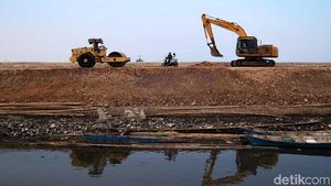 Melihat Proyek Pembangunan Jalan di Tanggul Laut Cilincing