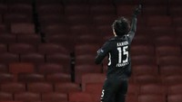 Frankfurt berbalik unggul lewat dua gol yang dicetak Daichi Kamada. Gelandang asal Jepang itu terlihat merayakan gol di depan bangku-bangku kosong. Foto: AP Photo/Matt Dunham