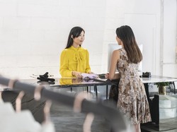 Toko di Jepang Dikritik Karena Suruh Pegawai Wanita Pakai Pin Menstruasi