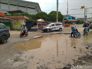 Hati-hati Berkendara! Jalan di Cibinong Bogor Ini Rusak dan Berlubang