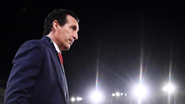 SHEFFIELD, ENGLAND - OCTOBER 21:   Unai Emery, Manager of Arsenal inspects the pitch ahead of the Premier League match between Sheffield United and Arsenal FC at Bramall Lane on October 21, 2019 in Sheffield, United Kingdom. (Photo by Laurence Griffiths/Getty Images)