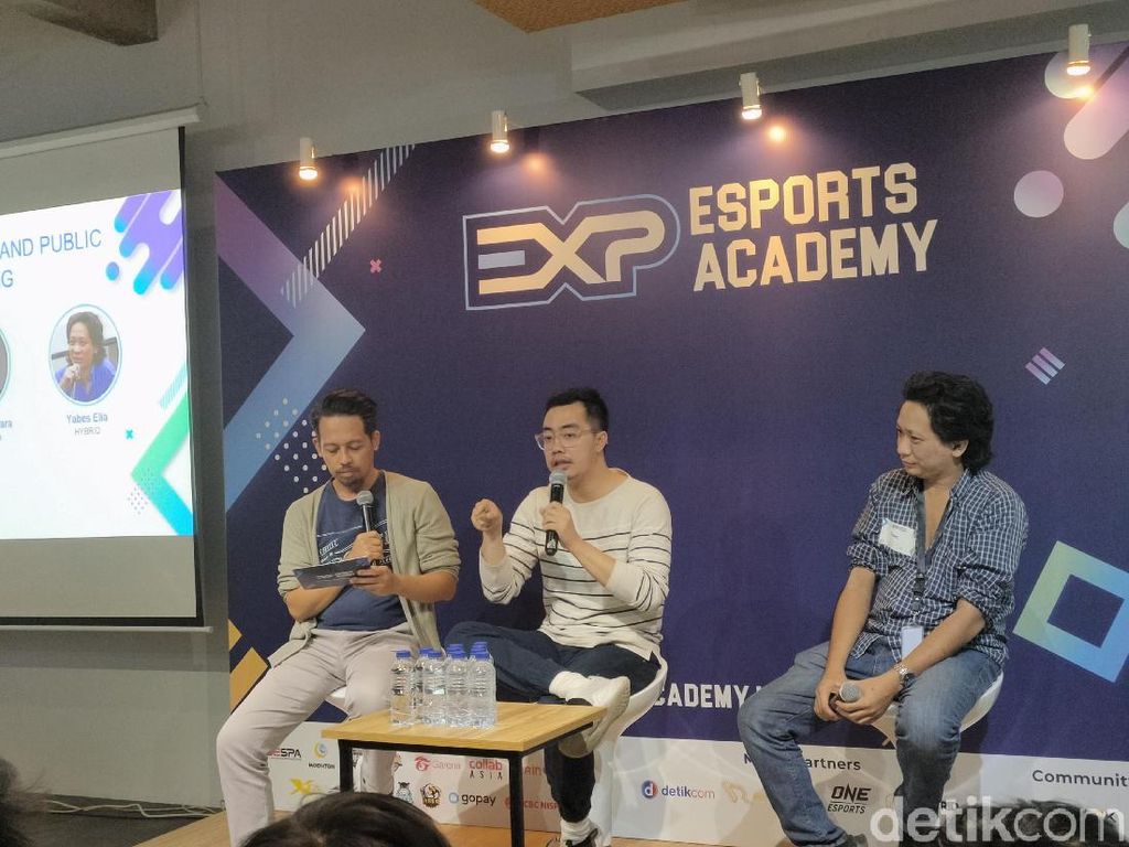 Dennis Adhiswara: Gamer Pemalu Coba Pakai Topeng Dennis Adhiswara: Gamer Pemalu Coba Pakai Topeng
