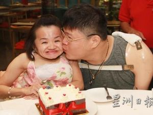 Kisah Romantis Pasangan Difabel Ini Bukti Cinta Tak Mengenal Batas