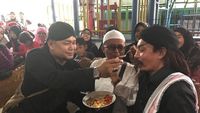 Kedua Istrinya Berseteru, Master Limbad Tetap Seru Kulineran