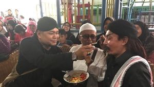 Kedua Istrinya Berseteru, Master Limbad Tetap Seru Kulineran