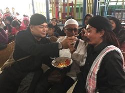 Kedua Istrinya Berseteru, Master Limbad Tetap Seru Kulineran