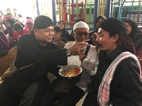 Kedua Istrinya Berseteru, Master Limbad Tetap Seru Kulineran