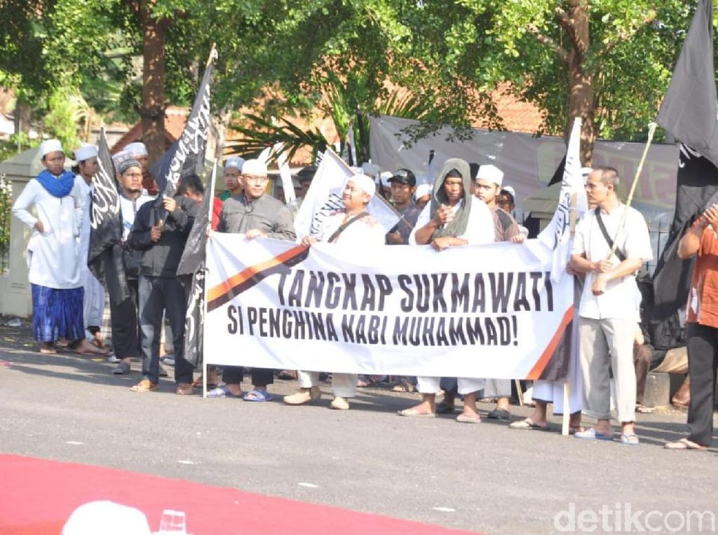 Aksi di Polres Banjar, Massa Almutabar Minta Sukmawati Diadili Aksi di Polres Banjar, Massa Almutabar Minta Sukmawati Diadili
