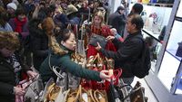 Antusias Warga Berburu Diskon Belanja di Saat Black Friday