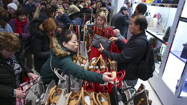 Antusias Warga Berburu Diskon Belanja di Saat Black Friday