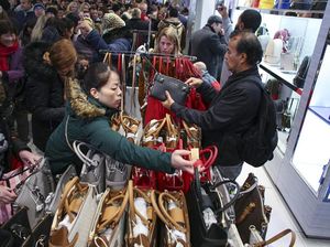 Antusias Warga Berburu Diskon Belanja di Saat Black Friday