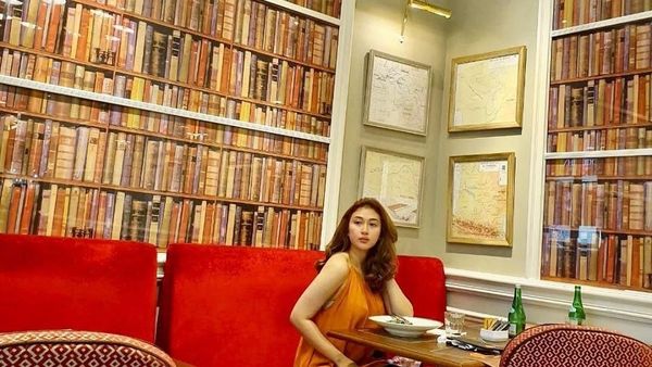 Kenalan dengan Shella O, Asisten Hotman Paris yang Cantik dan Doyan Ngopi