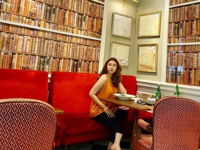 Kenalan dengan Shella O, Asisten Hotman Paris yang Cantik dan Doyan Ngopi