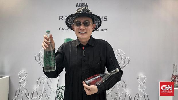 Rinaldy A Yunardy merancang botol minum Aqua Reflections.