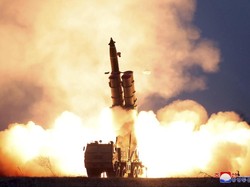 Korut Klaim Telah Uji Coba Peluncur Roket Super-Besar yang Diawasi Kim Jong-Un