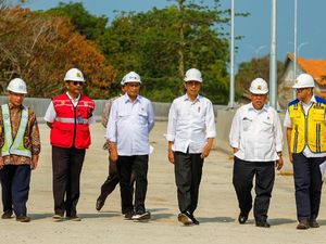 Bareng Basuki hingga Stafsus Milenial, Jokowi Tinjau Tol Akses Patimban