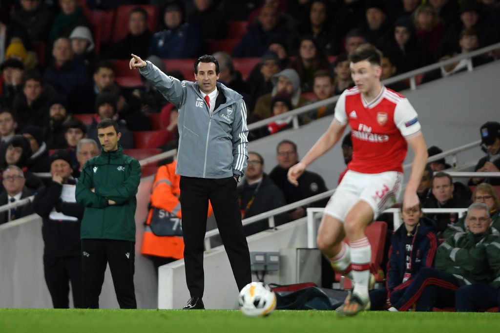 LONDON, ENGLAND - NOVEMBER 28: Unai Emery, Manager of Arsenal gives instructions to Kieran Tierney of Arsenal during the UEFA Europa League group F match between Arsenal FC and Eintracht Frankfurt at Emirates Stadium on November 28, 2019 in London, United Kingdom. (Photo by Mike Hewitt/Getty Images)