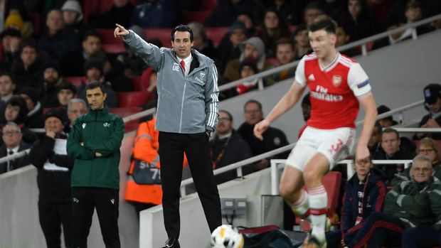 LONDON, ENGLAND - NOVEMBER 28: Unai Emery, Manager of Arsenal gives instructions to Kieran Tierney of Arsenal during the UEFA Europa League group F match between Arsenal FC and Eintracht Frankfurt at Emirates Stadium on November 28, 2019 in London, United Kingdom. (Photo by Mike Hewitt/Getty Images)
