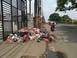 Jorok! Tumpukan Sampah Ditemukan di Tepi Jalan Cibinong Bogor