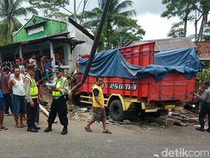 Truk Pengangkut Keramik Tabrak Dua Kios, Satu Orang Tewas