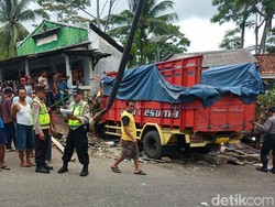 Truk Pengangkut Keramik Tabrak Dua Kios, Satu Orang Tewas