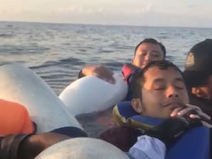 Video Perjuangan 12 Nelayan Terapung 48 Jam di Tengah Laut Video Perjuangan 12 Nelayan Terapung 48 Jam di Tengah Laut