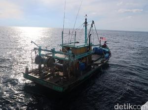 Kapal Ikan Berbendera Malaysia Ditangkap di Selat Malaka Kapal Ikan Berbendera Malaysia Ditangkap di Selat Malaka