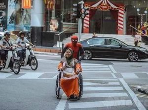 Viral Pria 50 Tahun Pakai Kostum Spiderman Demi Biayai Obat Istri Viral Pria 50 Tahun Pakai Kostum Spiderman Demi Biayai Obat Istri